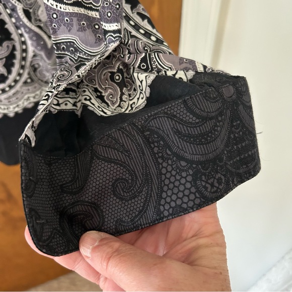 Robert Graham Classic Fit Button Down Blouse. Size Small. - Picture 5 of 10